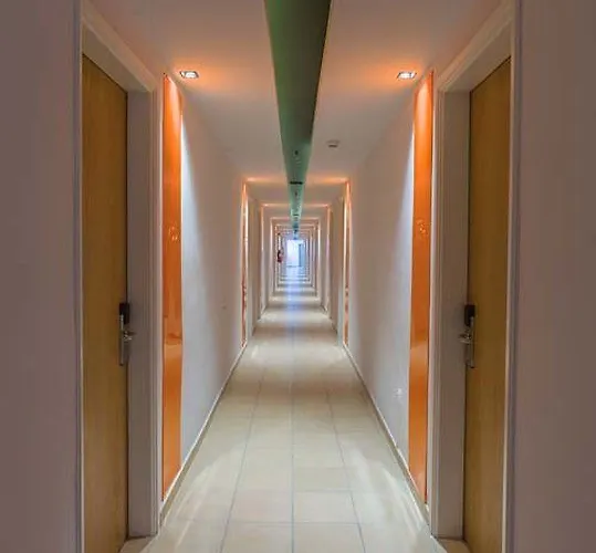 Tigaki Beach Hotel ホテル 4*